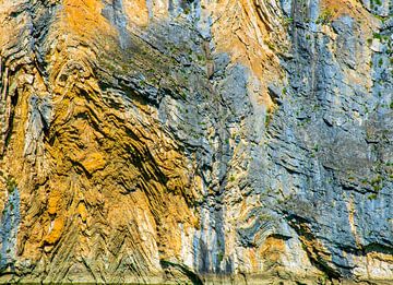 kleurrijke rotsen in de canyon van de rivier de Drin van Jan Fritz