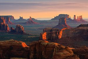 Sonnenaufgang von Hunts Mesa im Monument Valley