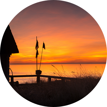 Atmosferische zonsopgang op het strand van Scharbeutz. van Voss Fine Art Fotografie