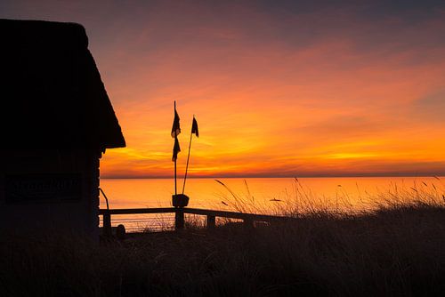 Atmosferische zonsopgang op het strand van Scharbeutz.