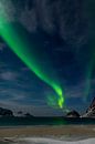 Spektakuläres tanzendes grünes starkes Nordlicht über dem berühmten runden Sandstrand bei Haukland a von Robert Ruidl Miniaturansicht