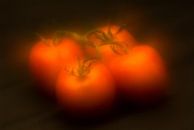 vier tomaten  softfocus van Geertjan Plooijer thumbnail