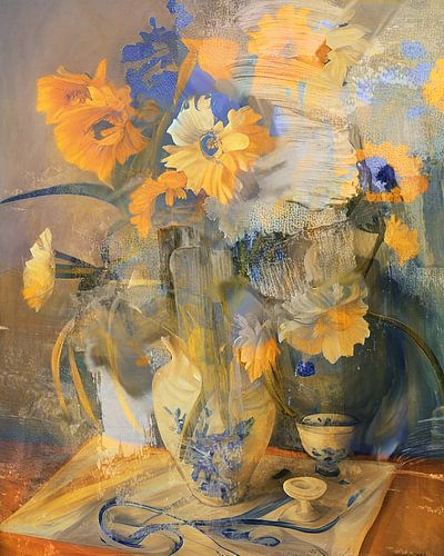 Gele bloemen en blauwe irissen in Delft vaas