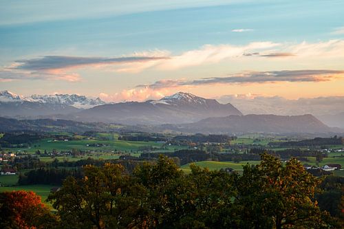 Sfeer bij zonsondergang met uitzicht op de Allgäuer Alpen en de bergketen Grünten