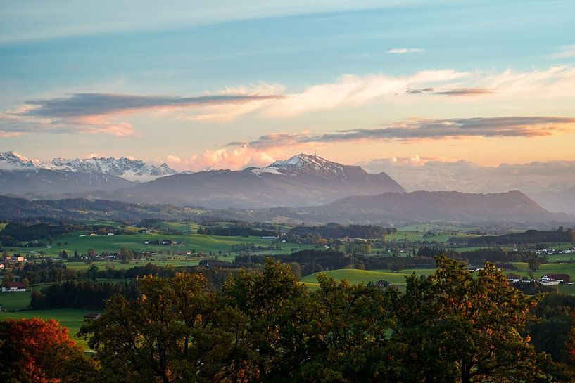 Sunset atmosphere with a view of the Allgäu Alps and the Grünten mountain range by Leo Schindzielorz