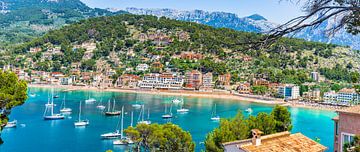 Schöner Blick auf den Yachthafen und den Strand von Puerto de Soller von Alex Winter