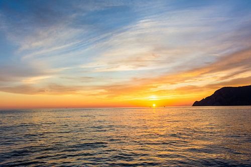 Zonsondergang over zee van Mark Scholten