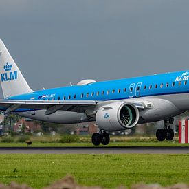 Landende KLM Cityhopper Embraer E195-E2. van Jaap van den Berg
