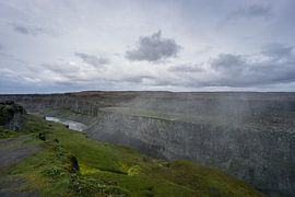 Island - Riesige Schlucht des Detifoss-Wasserfalls mit fließendem Fluss von adventure-photos
