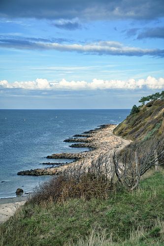 Klif aan het Kattegat in Denemarken. Zee en wolken