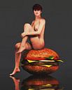 Erotik nackt – Nack der auf einem riesigen Hamburger sitzt. von Jan Keteleer Miniaturansicht