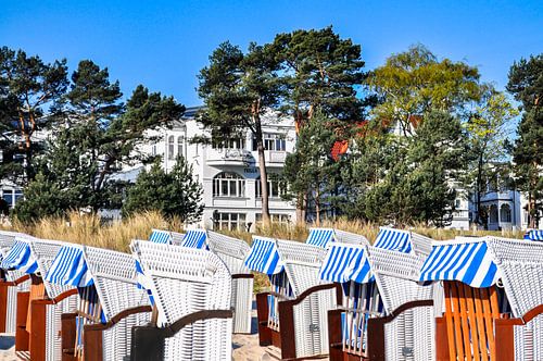 wit-blauw-bruine strandstoelen in Binz, Rügen