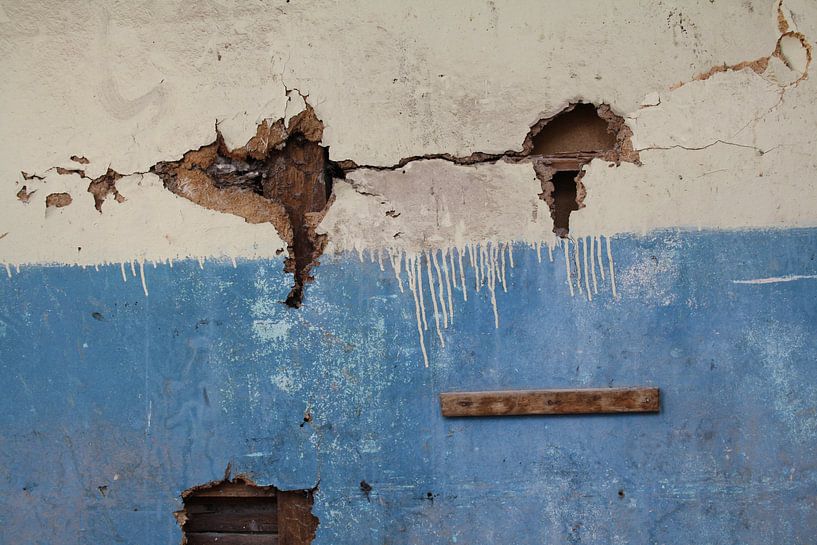 Muur van vervallen woning in Griekenland van Jetty Boterhoek