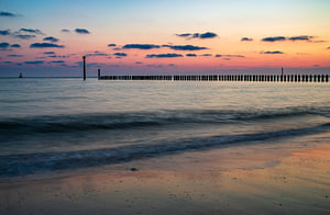 Le soleil se couche sur la mer