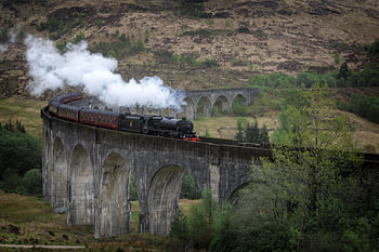 Train à vapeur Jacobite Hogwarts Express sur le viaduc de Glenfinnan en Écosse