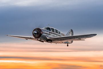 Klassiek vliegtuig bij zonsondergang