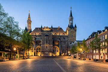 Aachener Rathaus zur Blauen Stunde – Fine Art Print von Rolf Schnepp