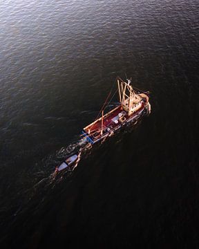 Fischerboot auf offener See aus der Luft fotografiert von Ewold Kooistra