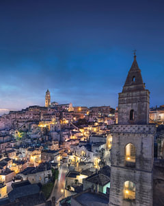 Blaue Stunde über den Sassi von Matera bei Sonnenaufgang. Basilikata, Italien