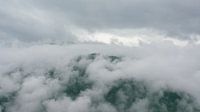 wolken over een bergtop in de alpen