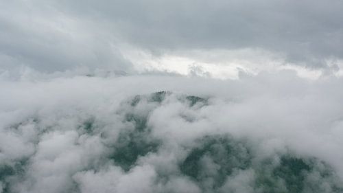 wolken over een bergtop in de alpen