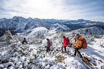 Wanderer am Iseler im leichten Schnee von Leo Schindzielorz