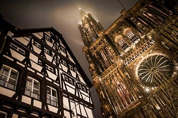 Kathedrale von Straßburg und altes Fachwerkhaus bei Nacht