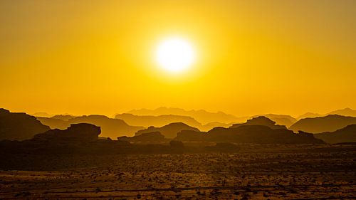 Zonsondergang: rotsformaties in Wadi Rum, Jordanië