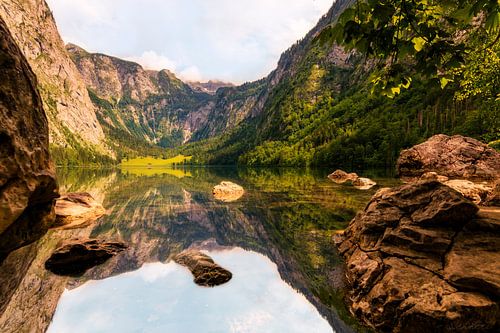 Hintersee in Berchtesgaden, met de bergen weerspiegeld in het meer