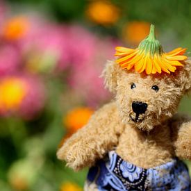 Teddybeer met bloemetjeshoed van Anja van Zijl