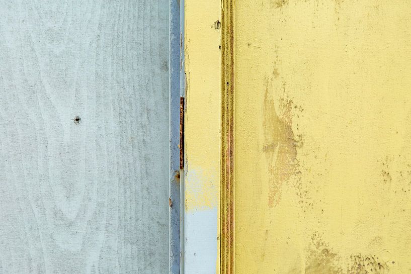Abstract lijnenspel in grijs en geel op houten wand van Texel eXperience