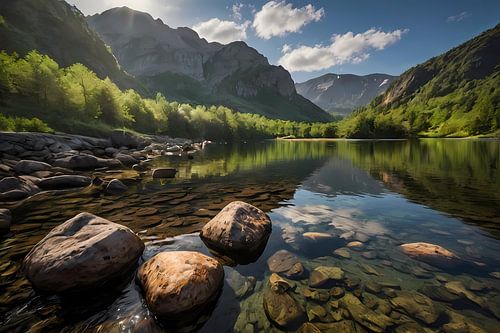 Rustig berglandschap met heldere rivier