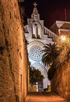 Sant Jaume kerk en middeleeuwse vestingmuur in de oude stad Alcudia, Mallorca Spanje bij nacht van Alex Winter