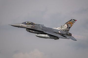 Portugiesische F-16 Fighting Falcon mit schönem Tigerschwanz während des Starts mit Nachbrenner. von Jaap van den Berg