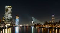Iconische verbinding over de Maas in de avond