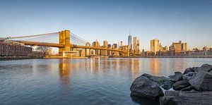 Skyline New York tijdens Zonsopkomst von Mark De Rooij