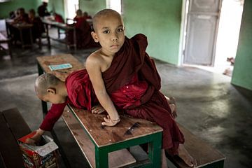 BAGHAN, MYANMAR 12 DÉCEMBRE 2015 - Un jeune moine chinois en classe d'école dans un monastère bouddh