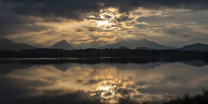 Gouden rust - zonsondergang boven de Hopfensee van Walter G. Allgöwer