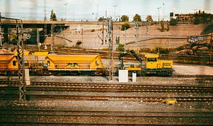 Industrielle Gleisromantik – Gelber Instandhaltungszug (durch Zaun fotografiert)