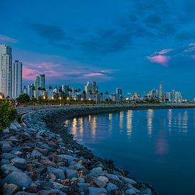 Panama City skyline op blauw uur van Jan Schneckenhaus