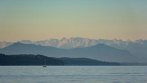 Petit voilier sur le lac Starnberg près de Bernried en Haute-Bavière sur Robert Ruidl