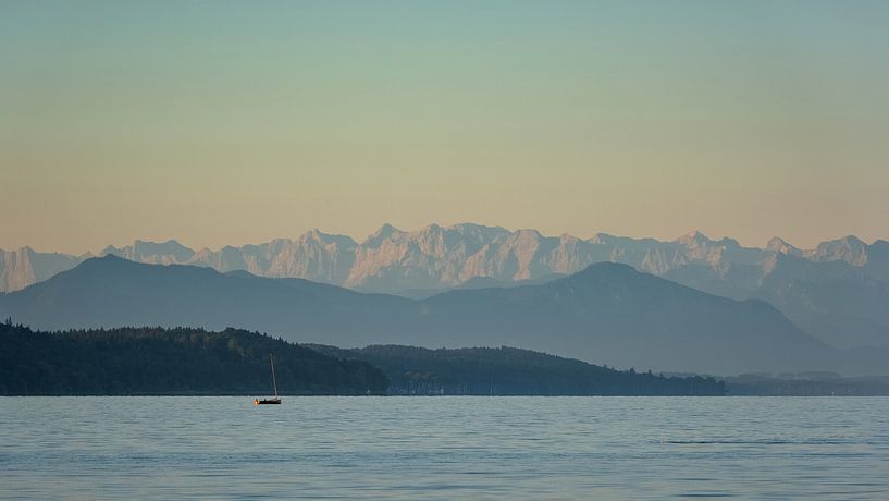 Kleine zeilboot op het Starnbergmeer bij Bernried in Opper-Beieren van Robert Ruidl