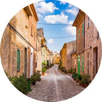 Mooie straat in mediterraan rustiek dorp op Mallorca