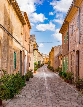 Belle rue dans un village rustique méditerranéen à Majorque sur Alex Winter
