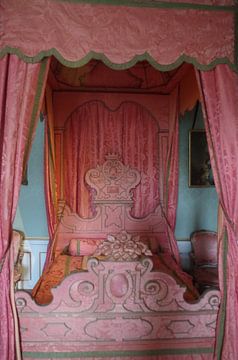Antique lit à baldaquin rose nostalgique sur Richard Pruim