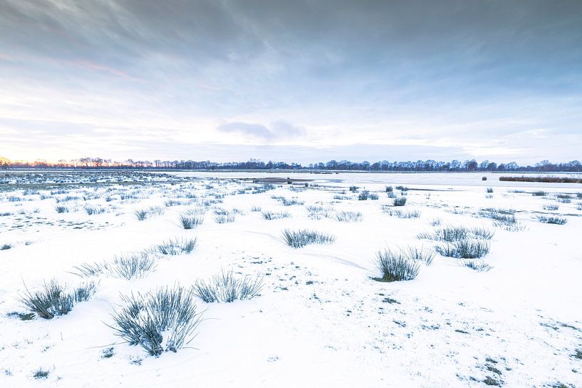 Sonnenuntergang in Winterlandschaft (Die Niederlande) von Marcel Kerdijk