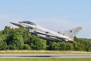 Start eines italienischen Eurofighter Typhoon mit Nachbrenner.