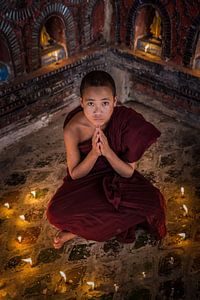 Biddende monnik in klooster in  Nyaung Shwe vlakbij Inle in Myanmar van Wout Kok