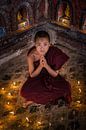 Betender Mönch im Kloster in Nyaung Shwe bei Inle in Myanmar von Wout Kok Miniaturansicht