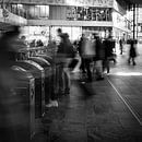 Reizigers in Rotterdam Centraal von Sjoerd de Hoop Miniaturansicht